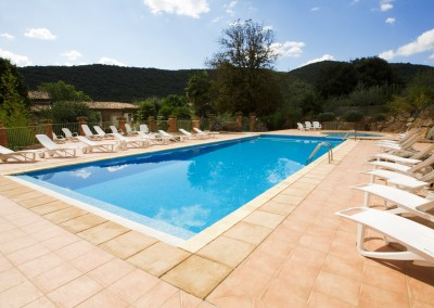La magnifique piscine de l'hôtel Hôtel au milieu des cévennes, près d'Anduze et de lieux touristiques : bambouseraie, train des cévennes